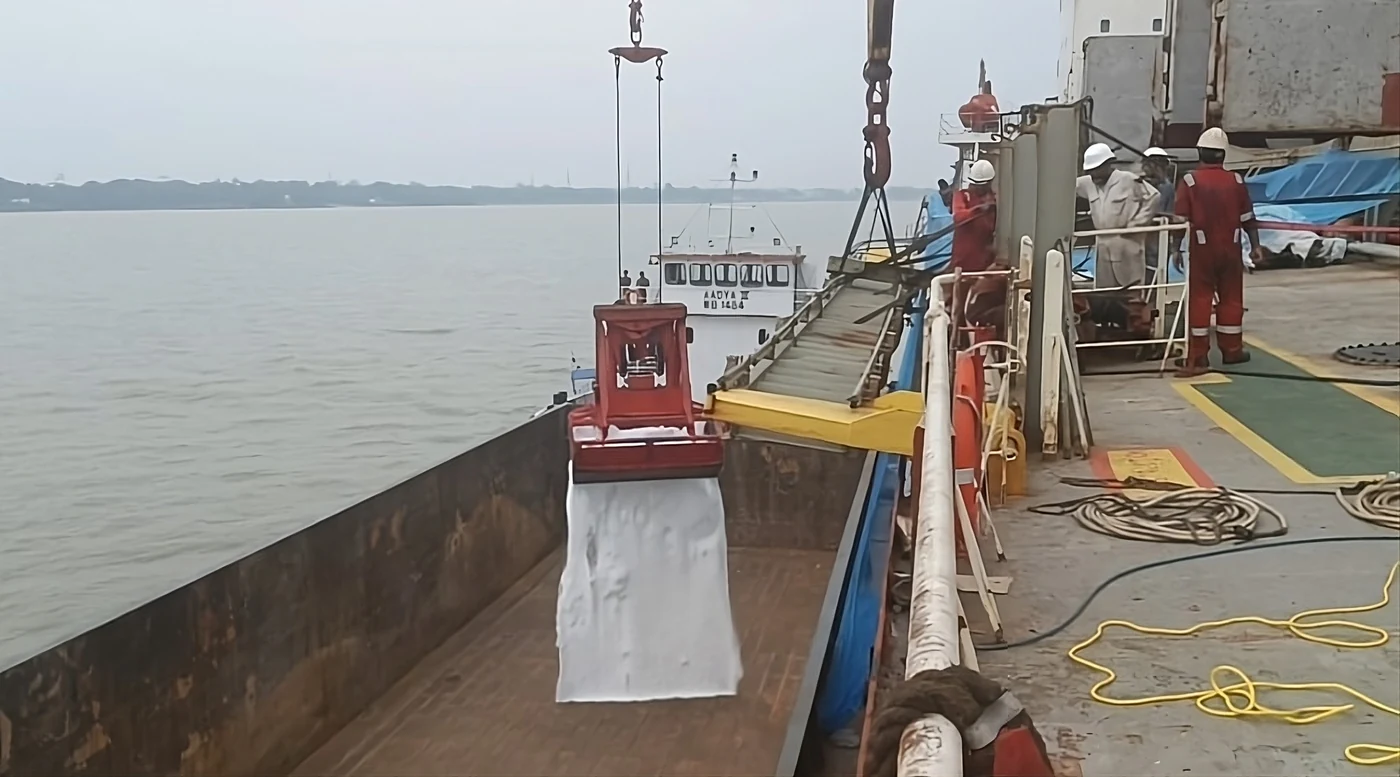 Bulk cargo transfer between a vessel and a barge